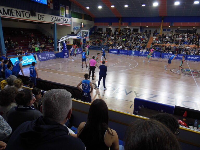 La tercera llega en casa