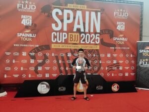 El luchador Hugo Domínguez triunfa en Sevilla