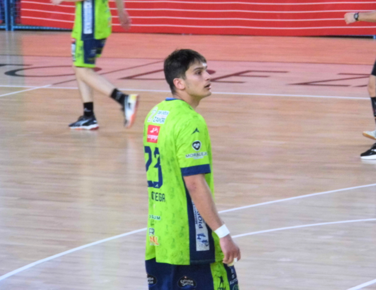 Pau Ortega alarga su relación con el Balonmano Zamora