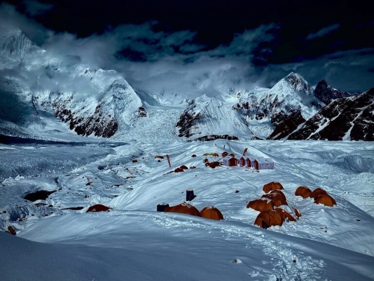 Martín Ramos preparado para asaltar la cima del Gasherbrum I